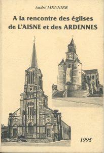 Couverture du livre « À la rencontre des églises de l’Aisne et des Ardennes » d’André Meunier, publié en 1995. Le visuel présente deux dessins au trait : en bas à gauche, une église à clocher élancé, riche en détails architecturaux ; en haut à droite, une église fortifiée aux tours circulaires massives accompagnées d’un clocher carré. L’ensemble est dessiné en noir et blanc sur un fond crème légèrement texturé.