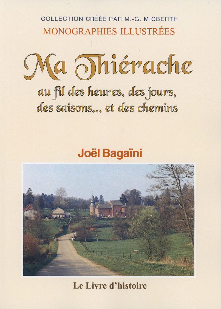Couverture du livre intitulé « Ma Thiérache au fil des heures, des jours, des saisons… et des chemins » de Joël Bagaini, dans la collection « Monographies illustrées ». L’image de couverture montre une route de campagne qui mène vers un petit village thiérachien composé de maisons en briques et d’une église fortifiée entourée d’arbres et de prairies verdoyantes. En bas, figure la mention de l’éditeur « Le Livre d’histoire ».