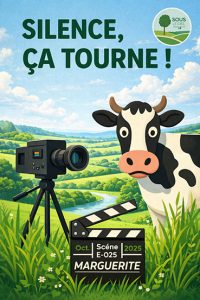 Affiche illustrée modernisée et rafraîchie avec le titre « Silence, ça tourne ! ». Dans un paysage de bocage verdoyant typique de la Thiérache, une vache noire et blanche regarde le spectateur, placée à droite de l’image. À gauche, une caméra vidéo montée sur trépied est installée dans l’herbe. Au premier plan, un clap de cinéma ouvert indique « Scène E-025 – 2025 – Marguerite ». En arrière-plan, collines, haies et rivière sinueuse sous un ciel bleu parsemé de nuages. Le logo « Sous le ciel de Thiérache » apparaît en haut à droite.