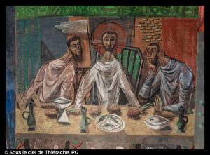 Détail de fresque murale de l’église Saint-Martin de Jeantes représentant la Cène : le Christ, auréolé et assis au centre, entouré de deux apôtres, devant une table avec pain, poissons et vaisselle stylisée, dans une composition aux couleurs sourdes et géométriques