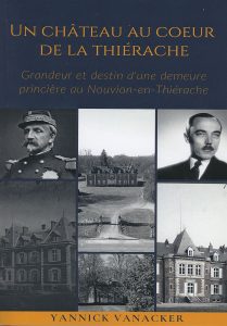 Couverture d’un livre intitulé « Un château au cœur de la Thiérache – Grandeur et destin d’une demeure princière au Nouvion-en-Thiérache » de Yannick Vanacker. La couverture montre un montage de photographies en noir et blanc : portraits de deux hommes, vues du château et de ses façades, ainsi qu’une allée menant à l’entrée. Le titre est écrit en lettres dorées sur fond bleu sombre.
