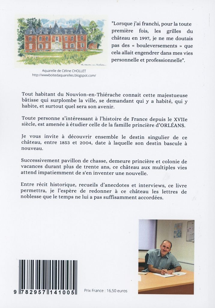 Quatrième de couverture du livre « Un château au cœur de la Thiérache ». En haut, une aquarelle du château du Nouvion-en-Thiérache, suivie d’une citation de l’auteur évoquant sa première visite en 1997. Le texte présente l’histoire du château, lié à la famille d’Orléans, et son évolution entre 1853 et 2004. En bas figurent un code-barres, le prix du livre (16,50 €) et une photographie de l’auteur assis à un bureau en train d’écrire.