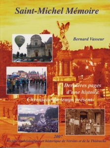 Couverture du livre Saint-Michel Mémoire – Chronique du temps présent de Bernard Vasseur : fond orangé montrant le monument aux morts de Saint-Michel au centre. Autour, plusieurs photographies en couleur et en noir et blanc illustrent la vie contemporaine de la commune (église, cérémonies commémoratives, fêtes locales, scènes de village et portrait de famille). Ouvrage sous-titré Dernières pages d’une histoire, publié en 2007 par la Société archéologique et historique de Vervins et de la Thiérache.