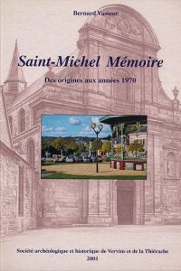 Couverture du livre Saint-Michel Mémoire – Des origines aux années 1970 de Bernard Vasseur : illustration sépia de l’église de Saint-Michel en arrière-plan, avec au centre une photographie en couleur de la place du village et de son kiosque, publiée par la Société archéologique et historique de Vervins et de la Thiérache (2001).