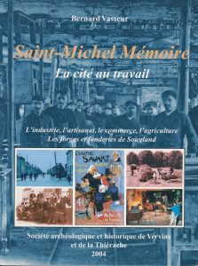 Couverture du livre Saint-Michel Mémoire – La cité au travail de Bernard Vasseur : fond bleu illustré d’une scène d’atelier industriel avec des ouvriers, surmonté du titre. En bas, un montage de photographies anciennes et d’illustrations évoquant l’industrie, l’artisanat, le commerce, l’agriculture et les forges et fonderies de Soughland. Ouvrage publié en 2004 par la Société archéologique et historique de Vervins et de la Thiérache.