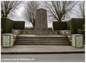 Vue d’ensemble du monument du Cessez-le-feu dit la Pierre d’Haudroy à La Flamengrie : stèle commémorative de 1918 dressée au sommet d’un emmarchement, encadrée de haies taillées et de plaques mémorielles, lieu symbolique marquant la fin des combats de la Première Guerre mondiale.