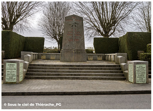 Vue d’ensemble du monument du Cessez-le-feu dit la Pierre d’Haudroy à La Flamengrie : stèle commémorative de 1918 dressée au sommet d’un emmarchement, encadrée de haies taillées et de plaques mémorielles, lieu symbolique marquant la fin des combats de la Première Guerre mondiale.