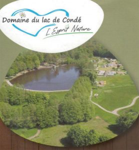 Domaine du lac de Condé au Nouvion-en-Thiérache, camping nature autour d’un étang avec emplacements, chalets et espaces verdoyants en Thiérache