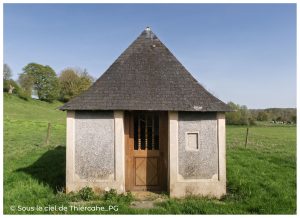 Petite chapelle ou oratoire en pierre avec toit pyramidal sur le site de l’ancienne abbaye de Foigny à La Bouteille, au cœur du paysage bocager de Thiérache.