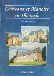 Couverture du livre Châteaux et Manoirs en Thiérache de Jérôme Chrétien, présentant plusieurs demeures en brique typiques de la Thiérache, dont un château et des manoirs entourés de verdure, sur fond bleu avec le titre en lettres blanches et la mention Éditions Makit.