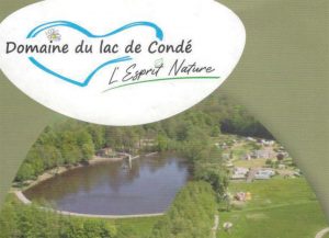 Vue aérienne du Domaine du lac de Condé au Nouvion-en-Thiérache, camping nature installé autour d’un lac bordé d’arbres et d’espaces verts, avec emplacements de camping et ambiance paisible au cœur de la Thiérache.
