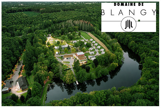 Vue aérienne du Domaine de Blangy, écrin de nature au cœur de la Thiérache, entouré de forêts et bordé par les méandres de l’Oise, avec son village de gîtes et ses infrastructures dédiées aux séjours, loisirs et découvertes en pleine nature.