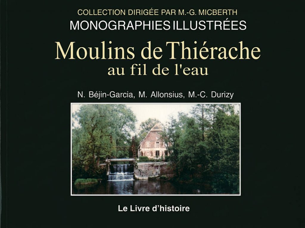 Couverture du livre Moulins de Thiérache au fil de l'eau, écrit par Naty Béjin-Garcia, Martine Allonsius et Marie-Claude Durizy. L'ouvrage, publié dans la collection « Monographies illustrées » des éditions Le Livre d'Histoire, présente une photographie d'un ancien moulin en briques au bord d'une rivière, entouré d'arbres, avec une petite chute d'eau alimentant la roue hydraulique. Il est consacré à l'histoire et au patrimoine des moulins de Thiérache.
