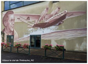 Fresque murale dédiée à Jean Mermoz à Aubenton en Thiérache. Elle représente le célèbre aviateur aux côtés de son hydravion décollant de la mer, en hommage à l'enfant du pays dont le musée porte le nom.