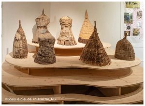 Collection de ruches anciennes exposées au musée de l'Abbaye de Saint-Michel en Thiérache. Réalisées en osier, écorce et bois selon des techniques traditionnelles, elles illustrent l'évolution de l'apiculture et du savoir-faire rural thiérachien.