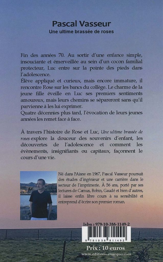 Quatrième de couverture du roman Une ultime brassée de roses de Pascal Vasseur. Le texte présente l'histoire de Luc et Rose, deux adolescents dont les chemins se croisent à la fin des années 1970 avant de se retrouver quarante ans plus tard. Ce roman explore les souvenirs d'enfance, les premiers émois amoureux, les choix de vie et le poids du temps. En bas de la couverture figurent une photographie de l'auteur, une courte biographie, l'ISBN, le prix de 10 euros et les coordonnées des éditions Ex Æquo, le tout sur un fond de paysage rural au crépuscule.