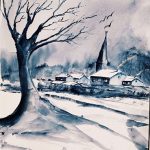 Aquarelle représentant un village de Thiérache sous la neige, avec son église au clocher élancé, un grand arbre dénudé au premier plan et des oiseaux dans un ciel hivernal.