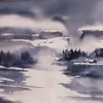 Aquarelle aux nuances de gris et de bleu représentant un paysage hivernal brumeux, avec des champs enneigés, des maisons isolées et une forêt sombre sous un ciel chargé.