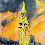 Aquarelle représentant une haute tour-horloge surmontée d’une flèche, illuminée de jaune sous un ciel spectaculaire aux nuances sombres, orangées et dorées.