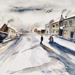 Aquarelle représentant la rue d’un village de Thiérache recouverte de neige, bordée de maisons anciennes, où deux silhouettes cheminent sous un ciel hivernal traversé par des oiseaux.