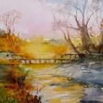Aquarelle représentant un paisible étang bordé d’arbres, dont les couleurs automnales se reflètent dans l’eau sous un ciel délicatement teinté de rose.