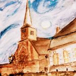 Aquarelle représentant une église de Thiérache et son clocher élancé, peints dans des tons chauds, sous un ciel lumineux animé de grands mouvements bleus.
